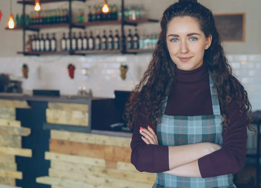 Une gérante souriante dans son café