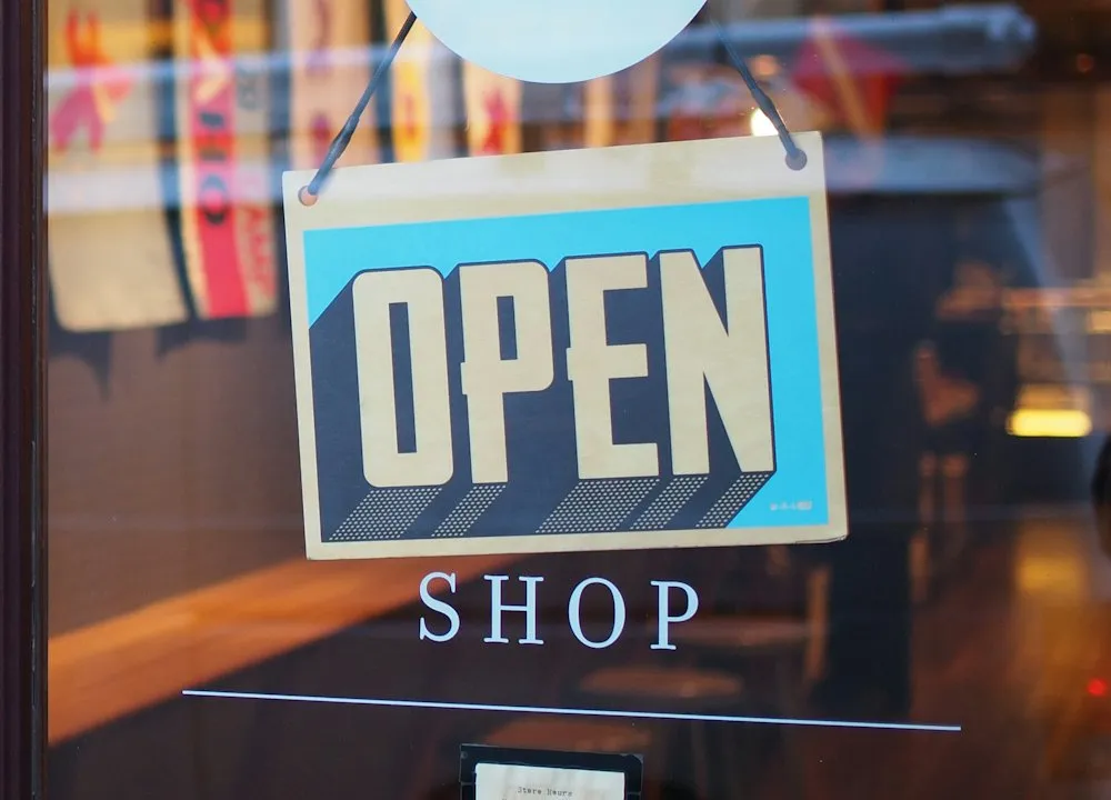 Un panneau « Open » accroché à la porte d'une boutique