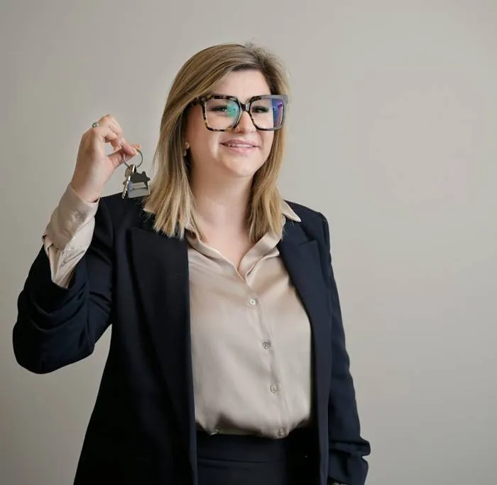 Une conseillère immobilière tend les clés
